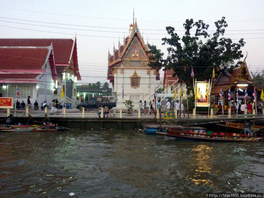 Храм рядом с плавучим рынком Ampawa Market. Паттайя, Таиланд