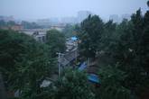 Ранним утром из окна гостиницы. В Китае очень экономят электричество. Вы видите — не видно ни огонька.