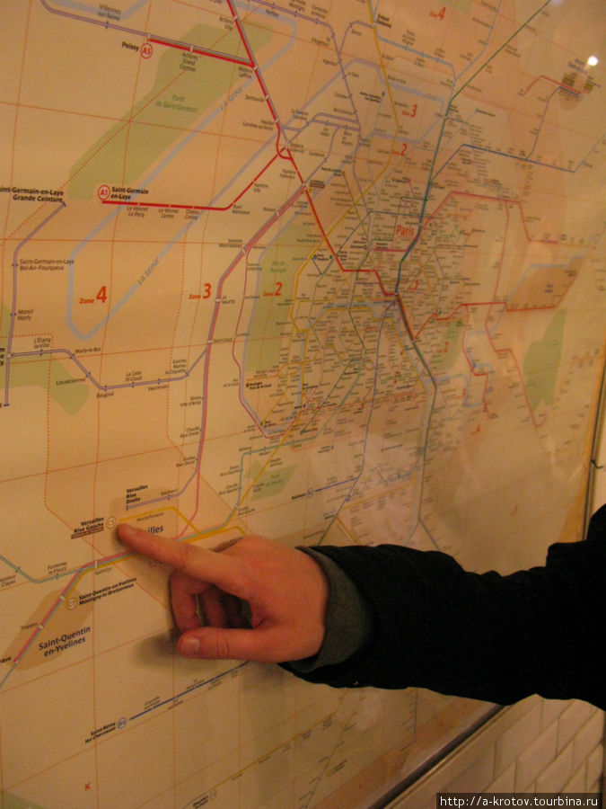 Алекс показывает, как далеко от центра он живёт Париж, Франция