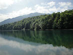 Биоградское озеро — можно прокатиться на лодке по нему, времени в пределах экскурсии хватает