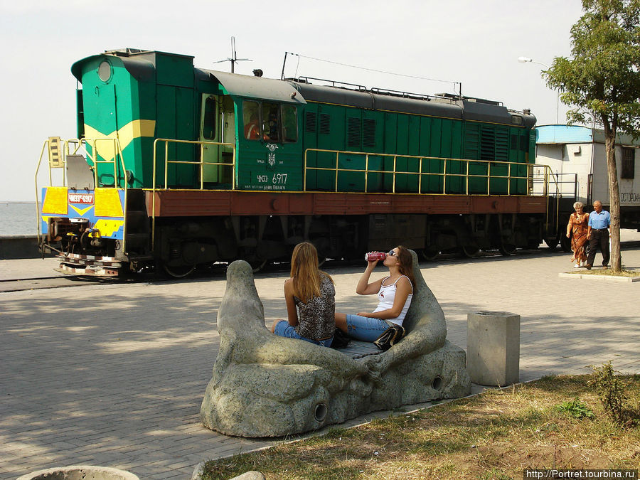 Бердянск: раздолье для скульптур и скамеек Бердянск, Украина