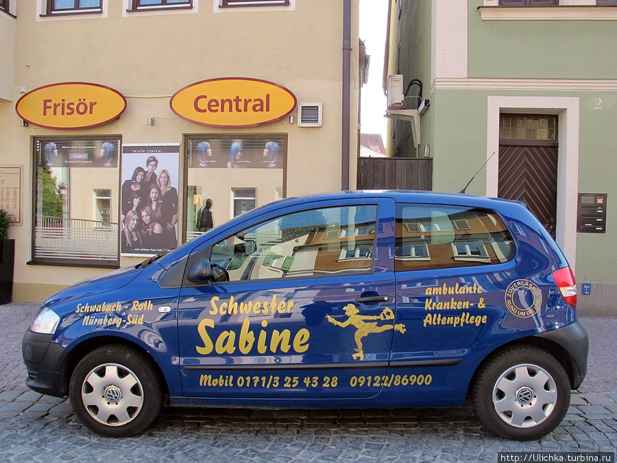 Машина  частной фирмы ,которая оказывает разнообразную помощь пожилым людям. Швабах, Германия