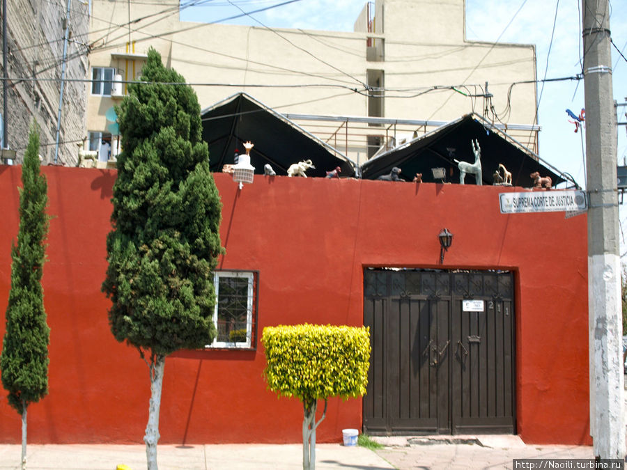 Дом со скульптурами, каждый украшает свой дом по-своему Мехико, Мексика