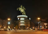 Памятник всаднику на коне (македонская версия) Греки уверены, что это-Александр Македонский