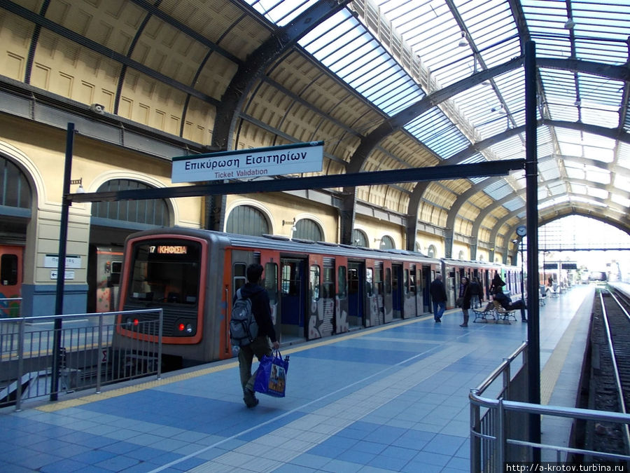 Конечная станция Пирей похожа на обычный вокзал. Поезда идут в основном по поверхности Афины, Греция