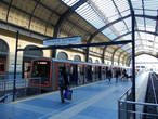 Конечная станция Пирей похожа на обычный вокзал. Поезда идут в основном по поверхности