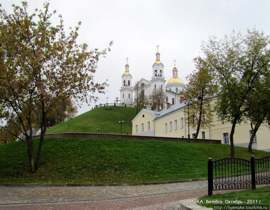 Вид на собор с мостика через Витьбу. Витебск, Беларусь