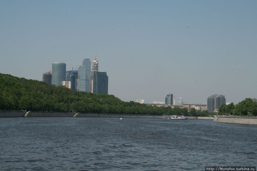 Москва-Сити возвышается за парком Москва, Россия