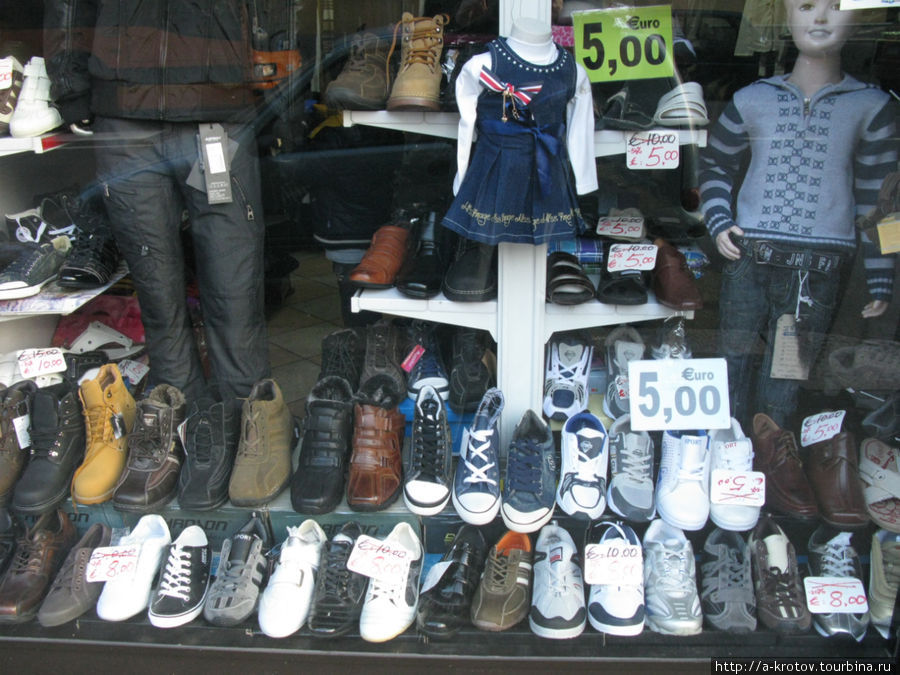 китайский магазин — кроссовки по 5 евро Милан, Италия
