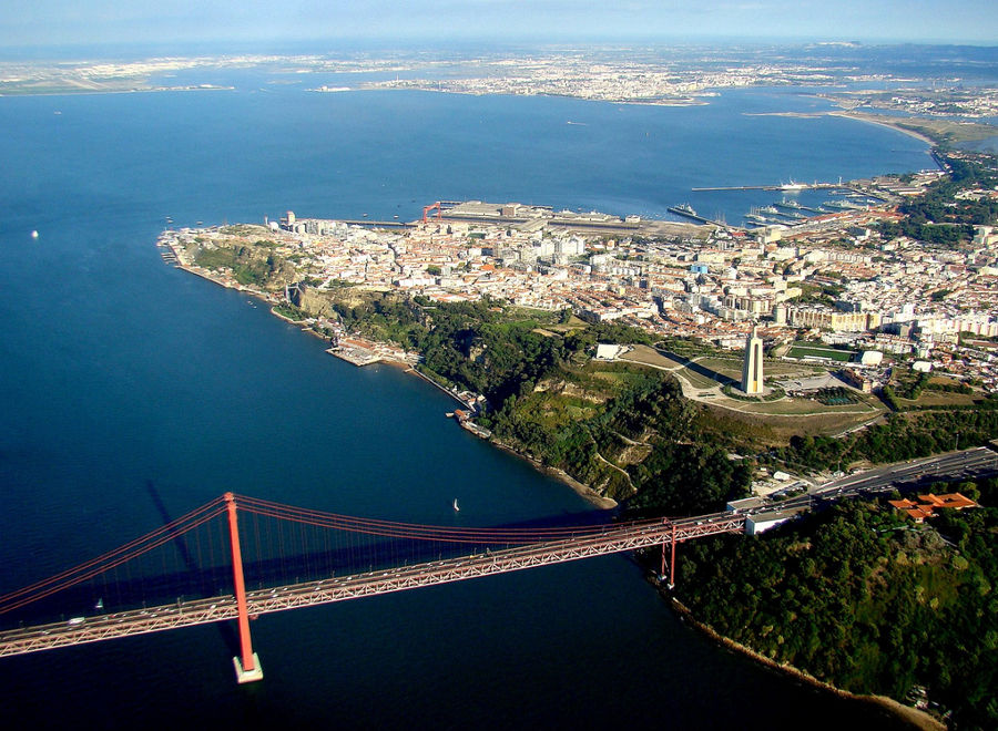 Часть моста 25 апреля и статуя Христа (справа). Лиссабон, Португалия
