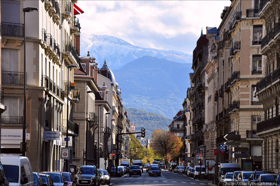 Иногда складывается ощущение, что улицы города упираются в горы Гренобль, Франция
