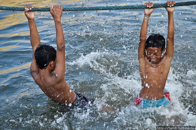 Развлекаются дети тем, что ныряют в канал, плавают там же вместе говном и другим мусором... Джакарта, Индонезия