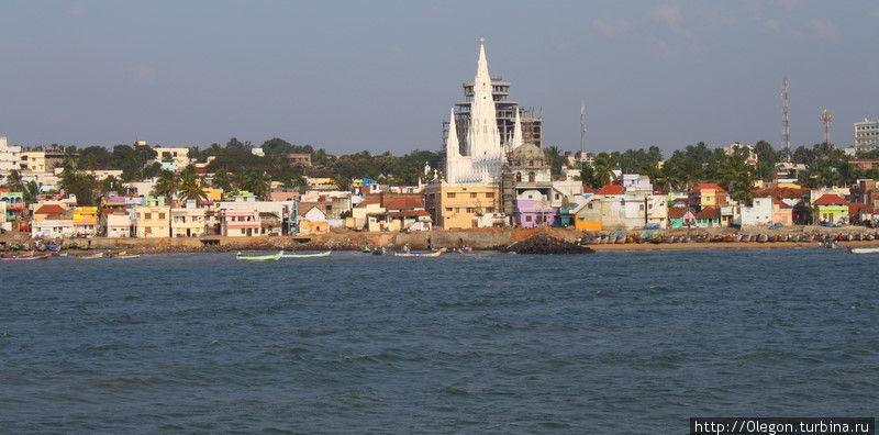 Вид на город с моря, точнее с океана Каньякумари, Индия