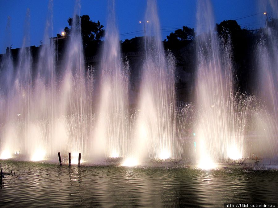 . В Тбилиси очень много фонтанов. Это связано с тем, что нынешний президент Михаил Саакашвили очень любит фонтаны, Местные жители страшно иронизируют по этому поводу. Они говорят, что стоит Саакашвили появиться в том, или ином месте, как там сразу сооружают новый фонтам. Жители города этим недовольны. Они считают, что деньги из городского бюджета нужно тратить на более важные вещи. . В Тбилиси очень много фонтанов. Это связано с тем, что нынешний президент Михаил Саакашвили очень любит фонтаны, Местные жители страшно иронизируют по этому поводу. Они говорят, что стоит Саакашвили появиться в том, или ином месте, как там сразу сооружают новый фонтам. Жители города этим недовольны. Они считают, что деньги из городского бюджета нужно тратить на более важные вещи.
