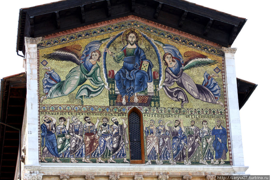 Базилика Святого Фредиана. На мозаике — Вознесение Христово, по бокам от Христа — ангелы, внизу – апостолы. Лукка, Италия