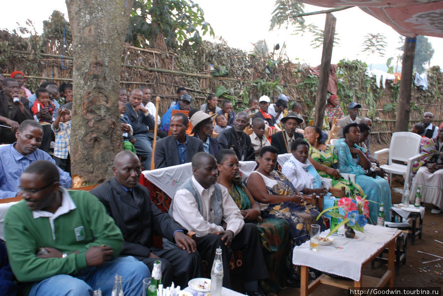 Парень из отеля затащил меня на свадьбу в доме родственников. Весь город сегодня у нас. . . Руанда Парень из отеля затащил меня на свадьбу в доме родственников. Весь город сегодня у нас. . . Руанда