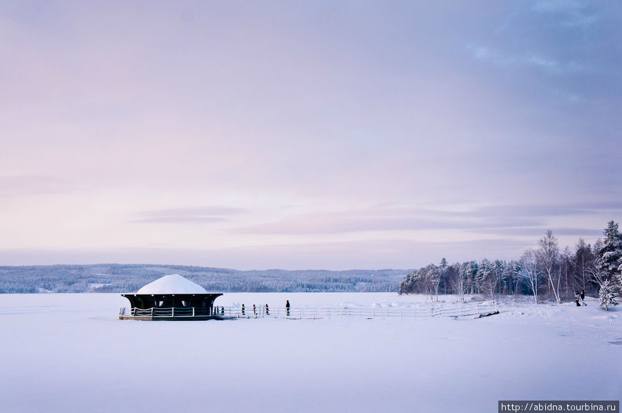 Домик-беседка на озере Нурмес, Финляндия