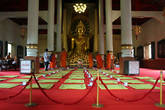 Готовится церемония перед Буддой Пхра Сингх