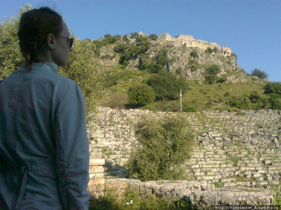 в театре (вверху видна крепость) Кёйджегиз, Турция