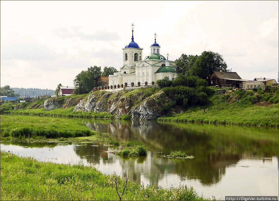 Церковь тоже расположена на скале, в которой есть небольшая пещерка Первоуральск, Россия