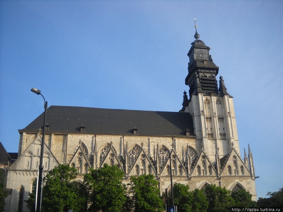 Боковой вид на церковь Брюссель, Бельгия