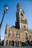 В 2000 году исторический центр Брюгге был объявлен ЮНЕСКО объектом Всемирного культурного наследия. Высота башни Беффруа 83 метра.