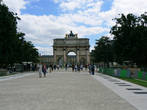 У Лувра сад Тюильри заканчивается аркой Карузель