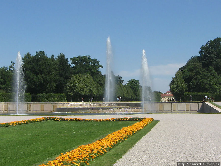 Множество фонтанов — задумывался как конкурент Версалю Обершлайсхайм, Германия