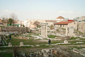 Чтобы не показаться пристрастным, нужно отметить, что в Афинах присутствуют и живописные развалины. В данном случае библиотека Адриана.