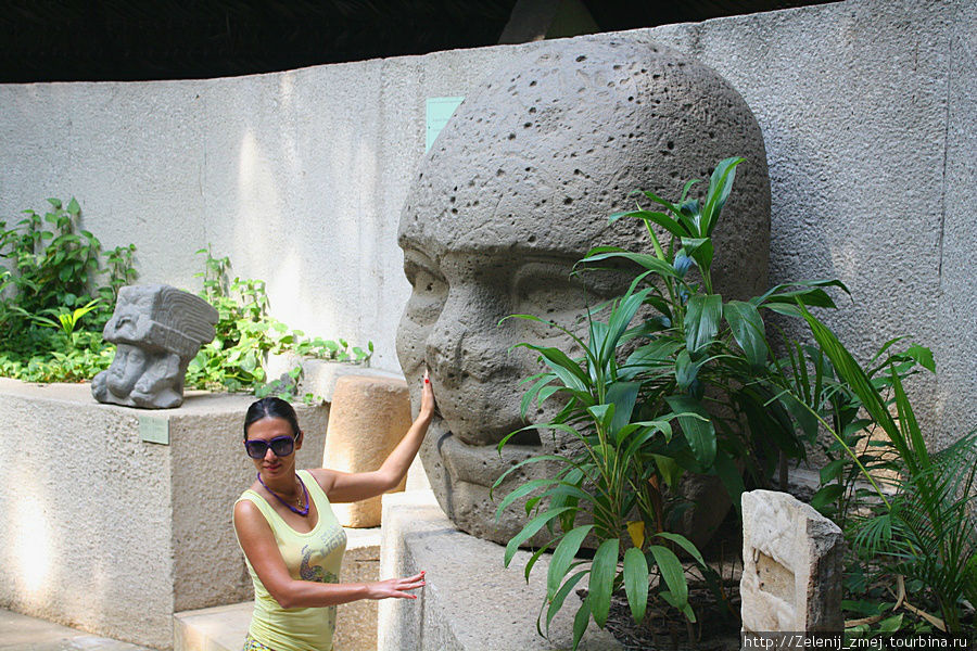 Ольмекская голова и туристка Вильяэрмоса, Мексика