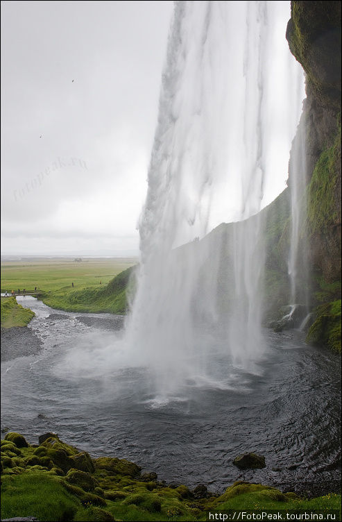 Но помимо красоты, он известен тем, что можно зайти за падующий поток воды и обойти водопад по кругу. Захватывающее зрелище. Много раз наблюдала за тем, как приходящие сюда люди, абсолютно мокрые от брызг стояли и медитировали, словно подпитывались местной энергией. Южная Исландия, Исландия