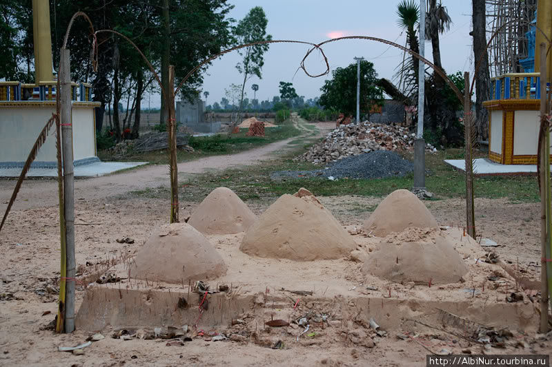 Конструкция из песка нами не идентифицирована. Похоже на заготовку под будущую ступу. Камбоджа
