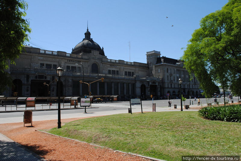 Здание вокзала само по себе является достопримечательностью Буэнос-Айреса Буэнос-Айрес, Аргентина