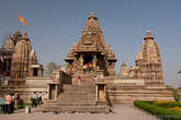 Храм Кандарья Махадев, самый большой в западной группе. Слева — действующий храм