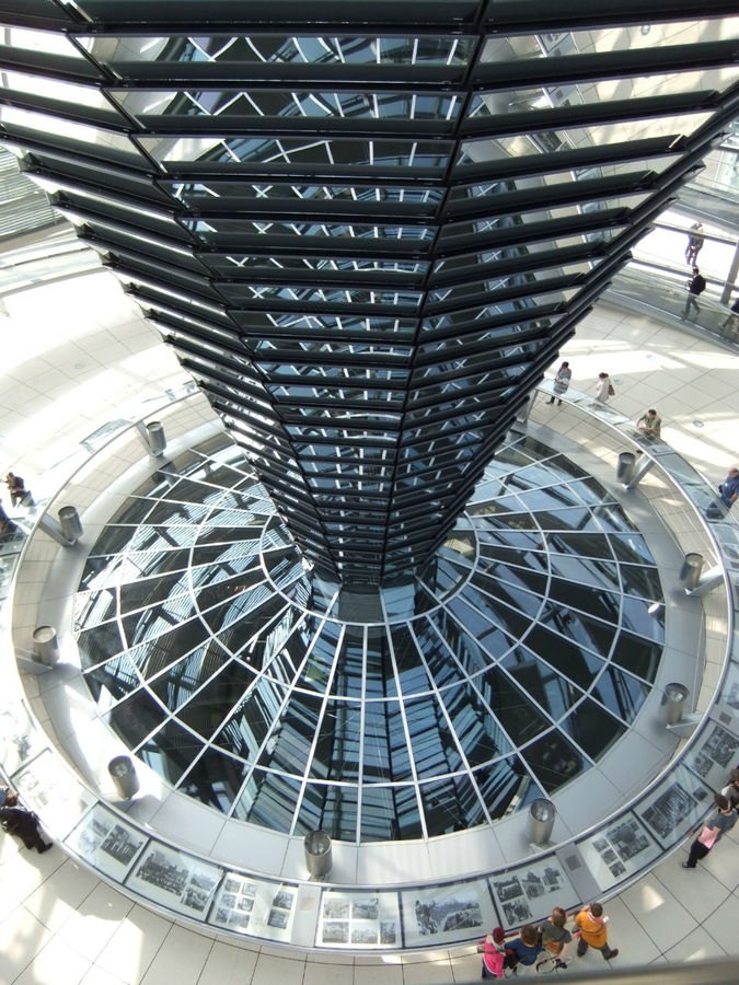 Под куполом Рейхстага Берлин, Германия Под куполом Рейхстага Берлин, Германия