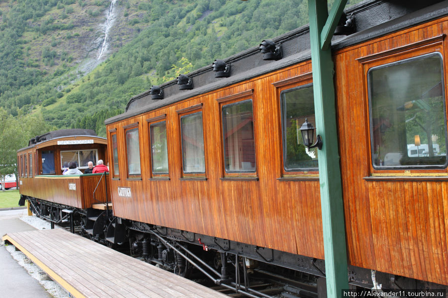 Бывший поезд — теперь популярный ресторанчик Флом, Норвегия