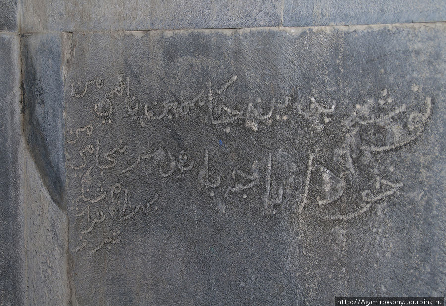 Эта вырезанная на камне надпись справа от входа свидельствует о том, что крепость была взята арабами и переделана в мечеть. Гарни, Армения