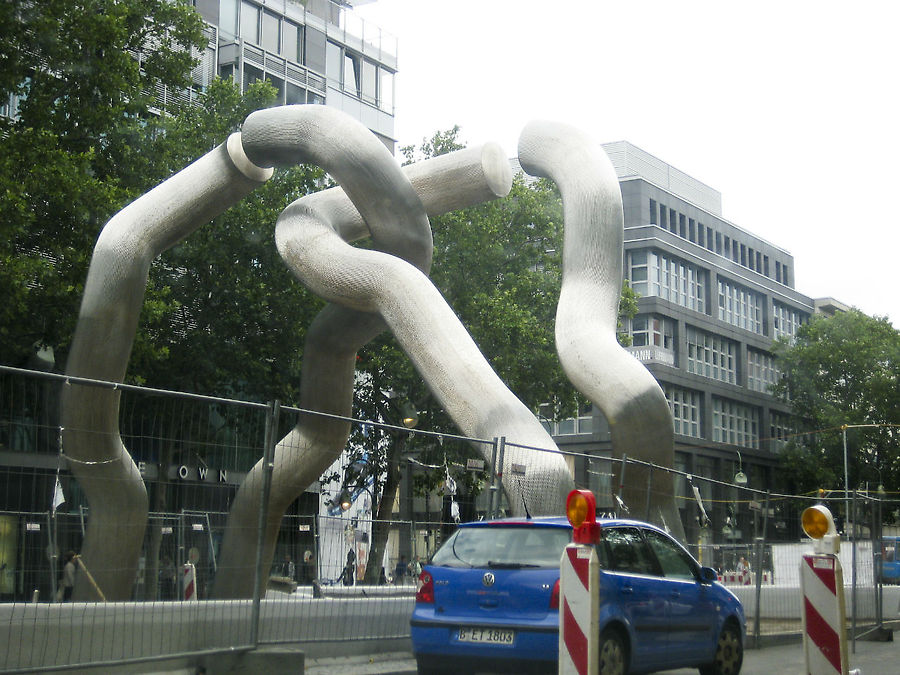 Скульптурная группа на Курфюрстендамм — главной торговой улице Берлина. Берлин, Германия