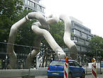 Скульптурная группа на Курфюрстендамм — главной торговой улице Берлина.