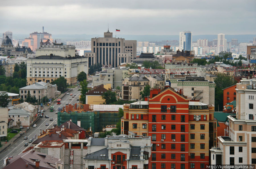 Серое здание слева на заднем плане — Госсовет Республики Татарстан Казань, Россия