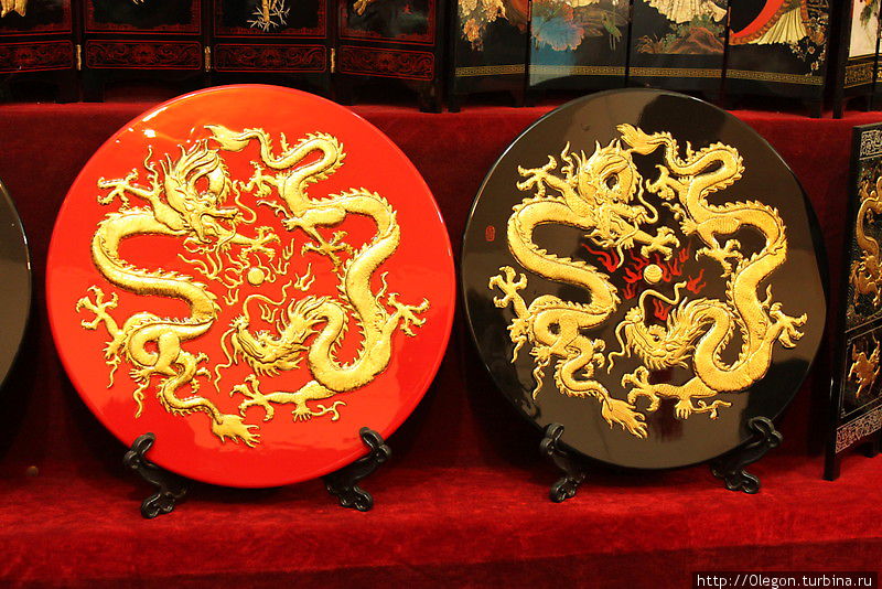 Золотые драконы на подарочных упаковках Китай