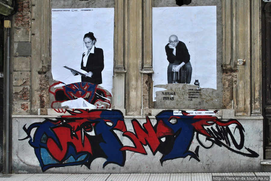 Некоторые граффити заклеивают фотографиями непонятного назначения и содержания, но народное творчество все равно прорывается наружу Монтевидео, Уругвай