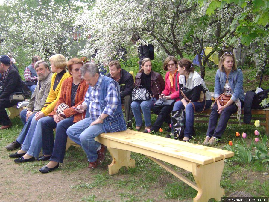 Арт-площадка в цветущем саду Рыбинск, Россия
