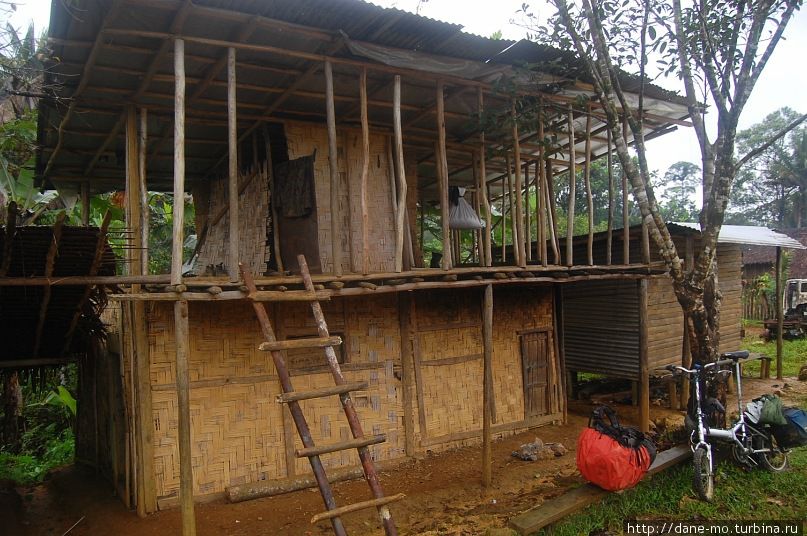 Дом в первой деревне, в котором я ночевал на втором этаже Папуа-Новая Гвинея