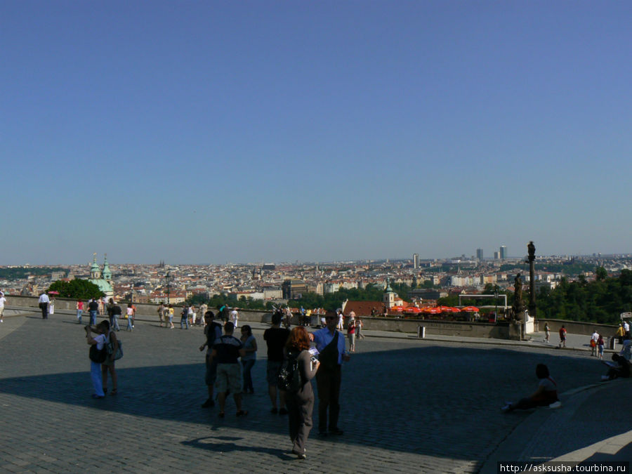 На Градчанкой площади находится смотровая площадка, с которой открывается великолепный вид на Прагу. Здесь всегда многолюдно. Прага, Чехия