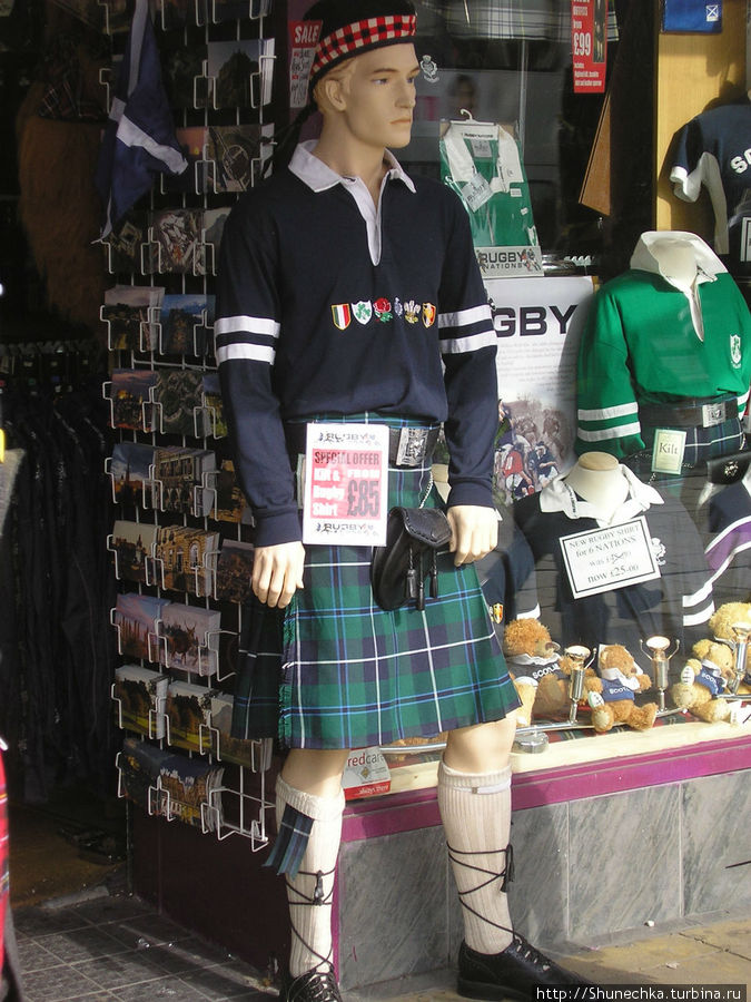 Сувенирная лавочка, манекен в национальном шотландском костюме. Шотландия, Великобритания
