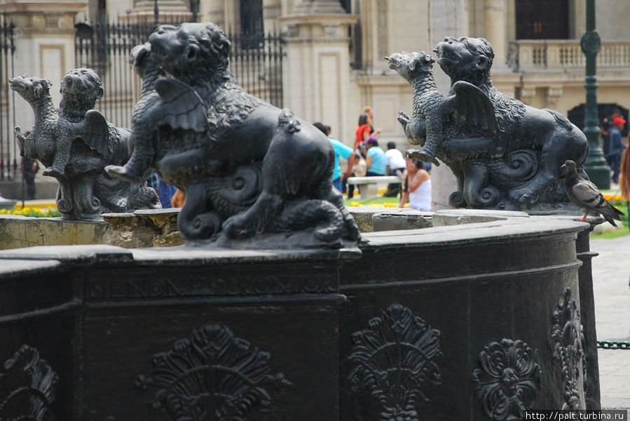Бронзовые звери фонтана, не смотря на зверский оскал, выглядят довольно ... мирно Лима, Перу Бронзовые звери фонтана, не смотря на зверский оскал, выглядят довольно ... мирно Лима, Перу