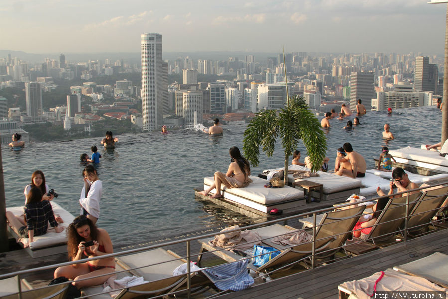 Большинство гостей отеля останавливаются здесь, чтобы побывать в открытом бассейне на крыше.. Сингапур (город-государство)