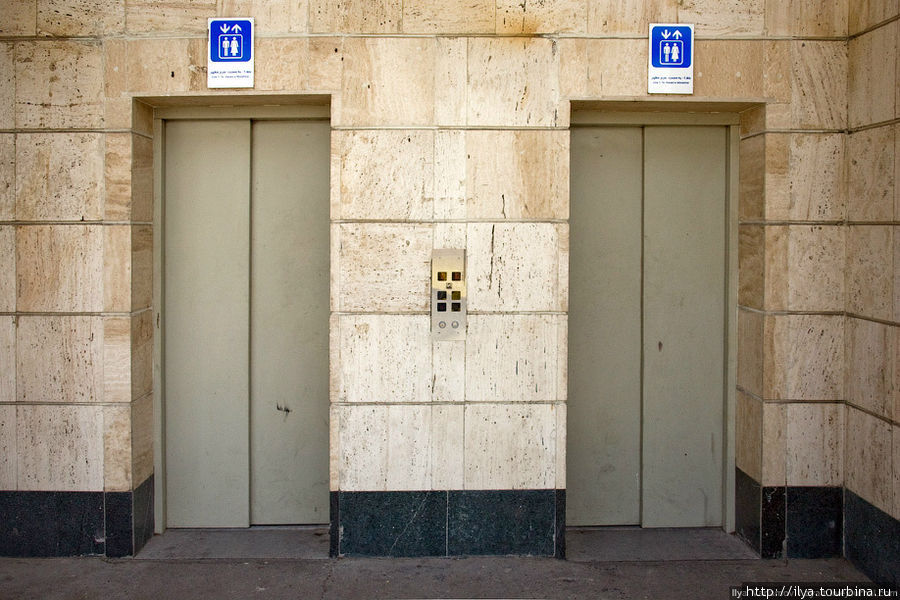 Иногда для спуска под землю используются лифты. Тегеран, Иран