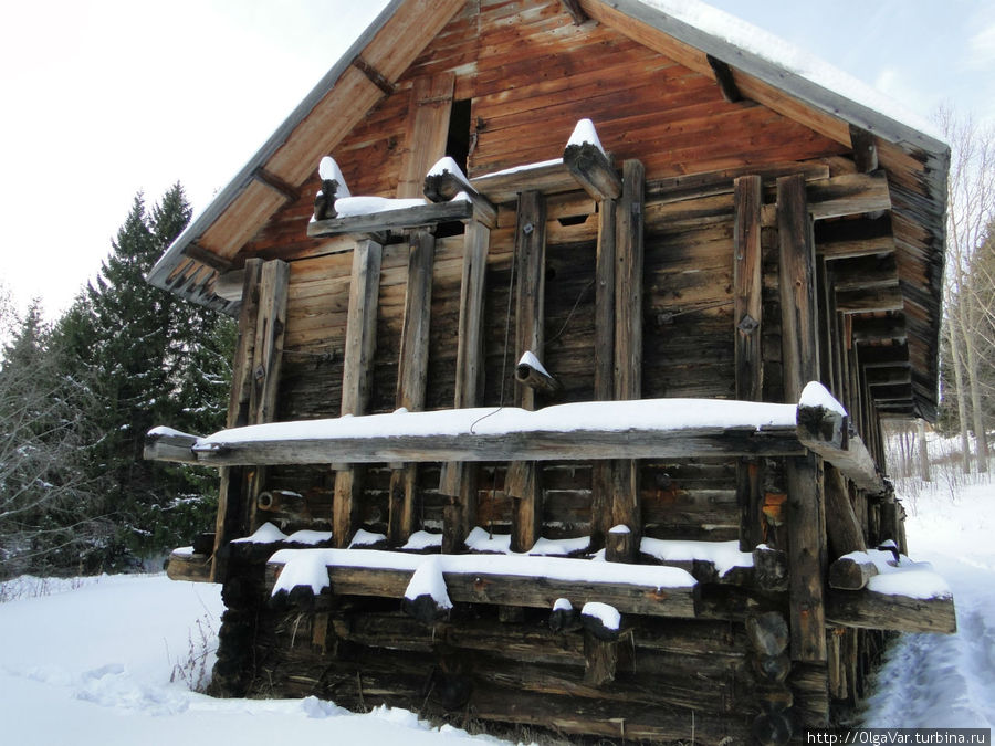 Соляной ларь. Постройки старинного Усть-Боровского солеваренного завода вывезены из Соликамска. Завод был основан в 1882 году промышленником Рязанцевым. Последние «рязанцевские солеварни» были закрыты в 1972 году Соляной ларь. Постройки старинного Усть-Боровского солеваренного завода вывезены из Соликамска. Завод был основан в 1882 году промышленником Рязанцевым. Последние «рязанцевские солеварни» были закрыты в 1972 году